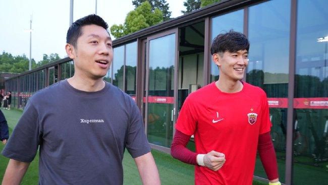 片中，莱昂纳多·迪卡普里奥颠覆形象，饰演一位有着激进过往，但如今却落魄潦倒的中年父亲鲍勃，为了营救被劫走的女儿，他被迫重拾过往，一路上手忙脚乱，状况百出。