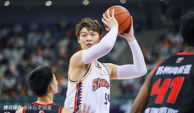 球状闪电童瑶王安宇 倪妮、宋威龙外网生图抗打 时装周同场黛米·摩尔 当地时间9月23日，意大利米兰，Gucci 2026春夏系列米兰时装周发布会在米兰证券交易所宫举行。