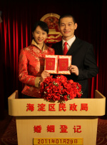 在《雄狮少年》结尾，即便是对舞狮有着无限热情的他，依旧为了家庭，为了生活远行，这也是现实。