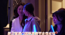 章子怡举杯热聊大口喝酒 开心忙交际不忘秀婚戒 2016-09-02 9月1日，章子怡，刘雯，佟大为等明星亮相ERDOS X鄂尔多斯品牌联合发布会内场，登台举杯畅饮，章子怡高举酒杯心情嗨爆，妩媚撩发和佟大为热聊，还热拥《vogue》中国版女主编张宇。