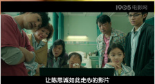 只见“锤哥”双臂血管凸起，肌肉线条明显，看来已经准备好继续暴打匪徒。